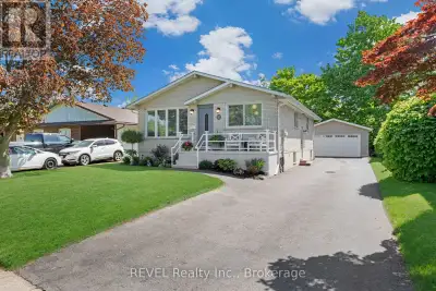 Welcome home to 120 Royal Oak Drive located in the city of Welland! Situated on a quiet, tree lined...