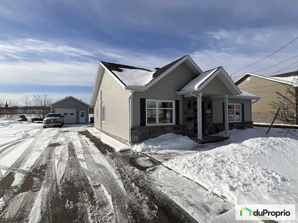 $465,000 - Bungalow for sale in La Baie — photo 1
