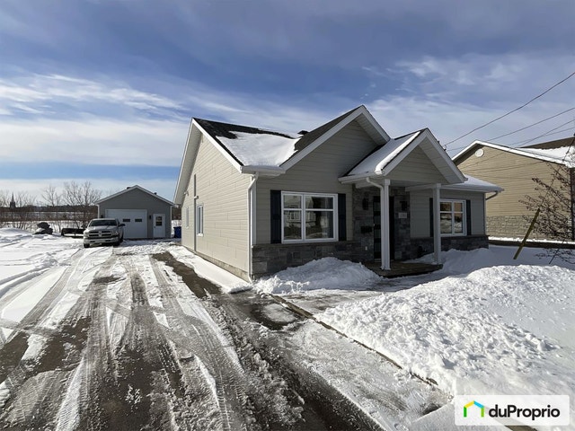 $465,000 - Bungalow for sale in La Baie — photo 1