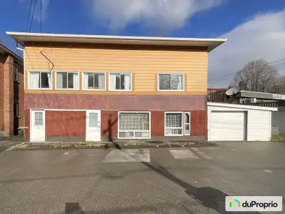 Immeuble a vocation résidentielle et commerciale, situé à deux pas du Vermont. Zonage permettant de...