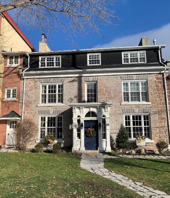 117.5 Earl St 1 Bed + Den Short Distance to Queen's Sept 4! Long