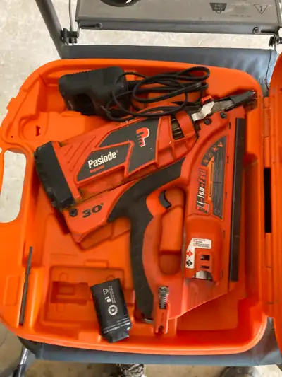 Selling good used cordless Paslode Impulse 30 framing nailer ... comes with good battery and in plas...