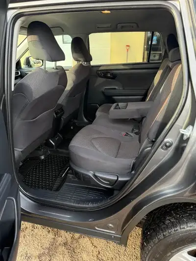 2021 TOYOTA HIGHLANDER LE AWD 8 PASSENGER EASY FINANCE , View more