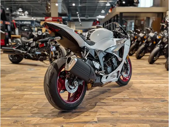 2025 Kawasaki Ninja ZX-6R // Pearl Robotic White/Metallic Graphi in Sport Bikes in Winnipeg - Image 12