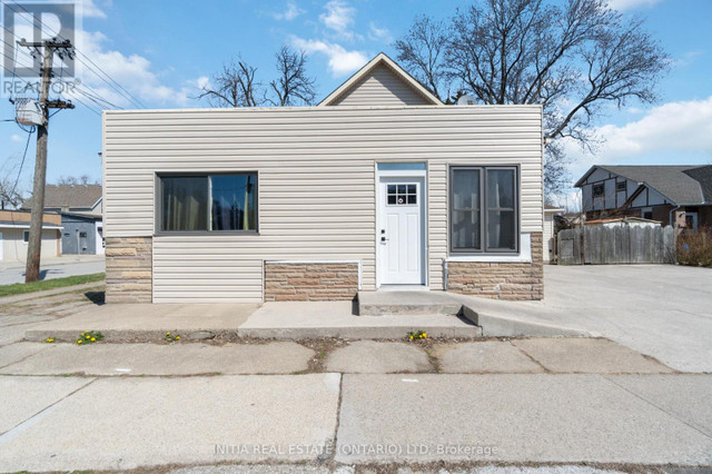 250 MAXWELL ST Sarnia, Ontario in Houses for Sale in Sarnia - Image 4