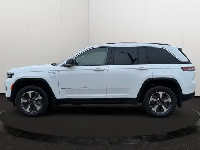2023 Jeep Grand Cherokee 4xe BASE | Low Km | Remote Start in Cars & Trucks in Edmonton - Image 3