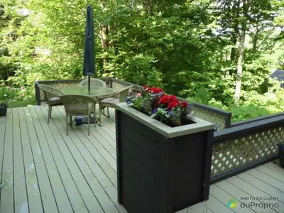 2 condos côte à côte antérieurement duplex Pourrait être considéré comme une INTERGENERATION Le hall...