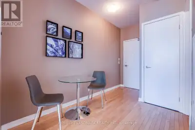 This gorgeous one bedroom plus study unit is Located in best location of downtown Toronto. The unit...