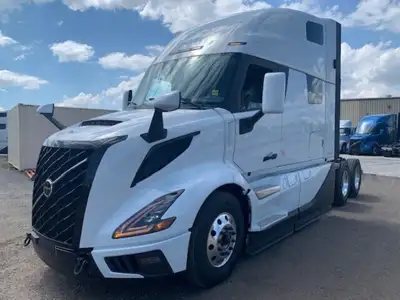 NEW MODEL STYLE VOLVO VNL64T-860 Features the Edge Black Exterior & Interior Trim. Volvo D13 turbo c...