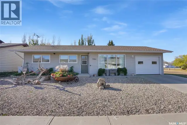 704 Leeville DRIVE Assiniboia, Saskatchewan in Houses for Sale in Moose Jaw - Image 3