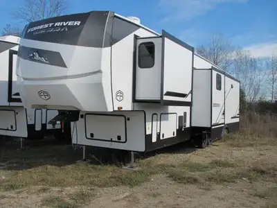 THIS BEAUTIFUL NEW 2025 SIERRA 4003MB SHOWS VERY WELL-NICE NEW NEUTRAL SWITCHBACK INTERIOR COLOUR, 4...