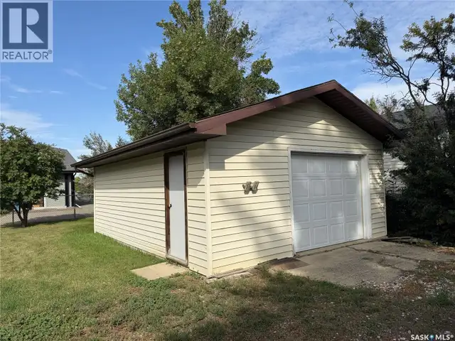 705 1st AVENUE NW Weyburn, Saskatchewan in Houses for Sale in Regina - Image 20