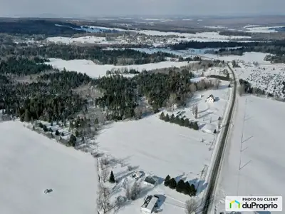 Vaste terrain d'environ 80 acres à vendre - Opportunité unique! Situé à seulement 1 km du charmant v...