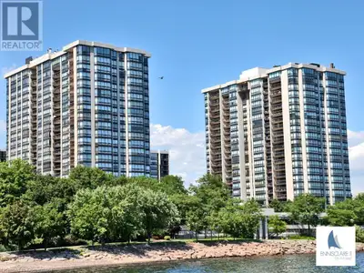 Resort-style living at Ennisclare on the Lake in Bronte Village! This rarely offered 1,830 sq ft cor...