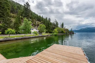 Presenting this amazing end-of-the-road 5 bed, 4 bath Lakefront Estate home located in the prestigio...