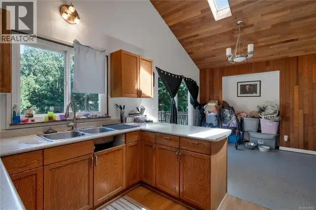 1376 Hooley Rd Quadra Island, British Columbia in Houses for Sale in Campbell River - Image 11