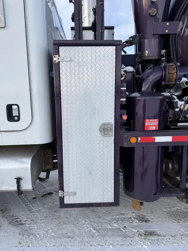 2005 PETERBILT 378 in Heavy Trucks in Saskatoon - Image 33