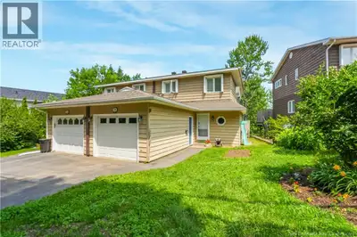 Prime South Side Location within this 3-Bed Townhouse with Room to Grow! Heres your chance to get in...