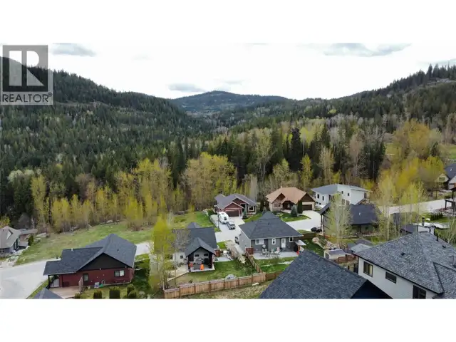 1018 SILVERTIP Road Rossland, British Columbia in Land for Sale in Penticton - Image 6