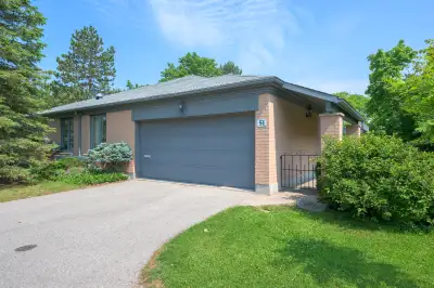OAKRIDGE: Unit 51 - 50 Fiddler's Green Road. Unique location - at the corner of Hyde Park Road and V...