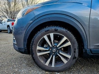 Experience the vibrant 2019 Nissan Kicks in a sophisticated gray finish, complete with a Front-Wheel... (image 4)