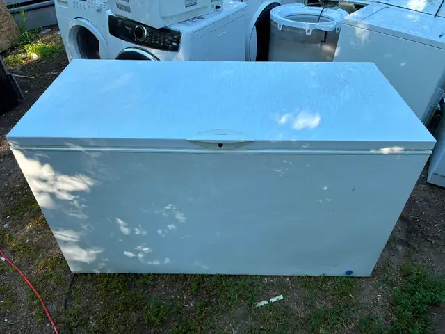 22 ft.³ chest Freezer $400 tax in 6 mos warranty 306 202 2893