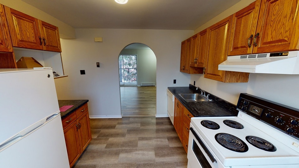 OCT RENT FREE! 2 BEDROOM- BALCONY- UNDERGROUND PARKING 5