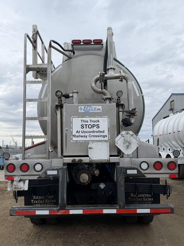 2014 PETERBILT 367 22,000L Sleeper Tank Truck in Heavy Trucks in St. Albert - Image 5