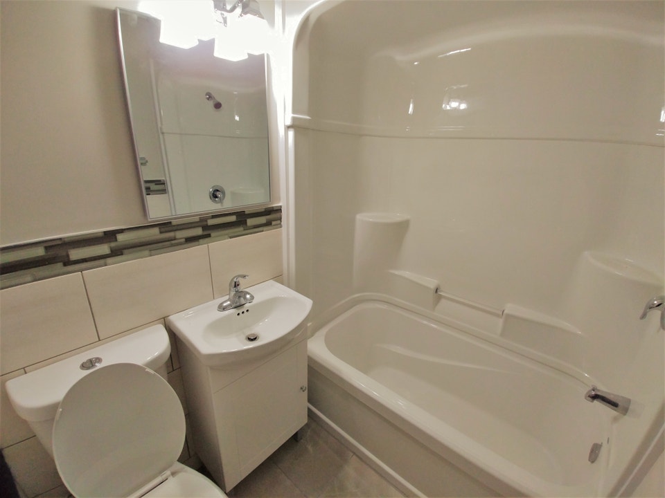 Spacious Bachelor Apartment for Rent! 5