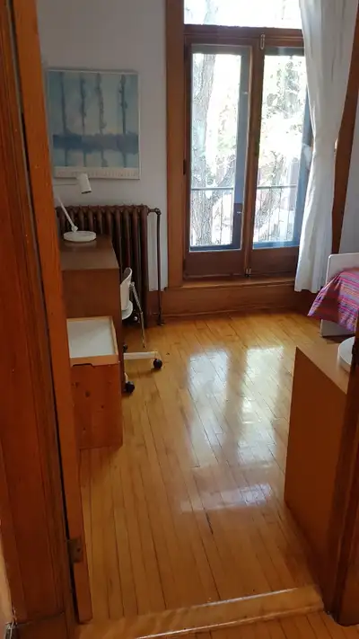Chambre dispo dans une coloc de filles. Salut les filles! $750 Absolument tout est compris . Disponi...