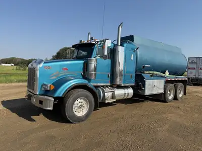 2005 PETERBILT 367 TANDEM WATER TRUCK - Cummins ISX 15 L 6 Cylinder 400 HP Diesel Engine, Eaton Full...