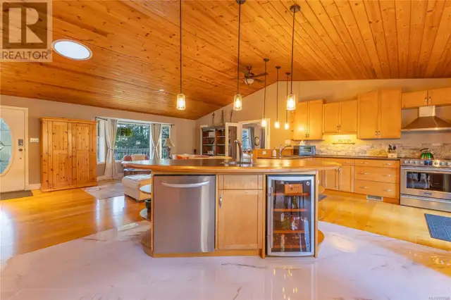 777 Salsbury Rd Courtenay, British Columbia in Houses for Sale in Comox / Courtenay / Cumberland - Image 10