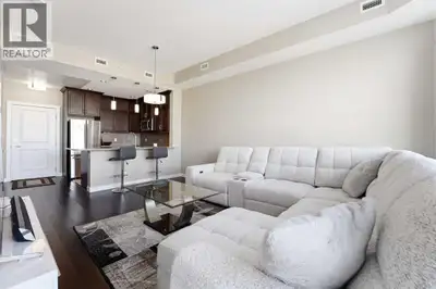 Perched on an upper floor in the highly sought-after community of Varsity Estates, this modern 1 bed...