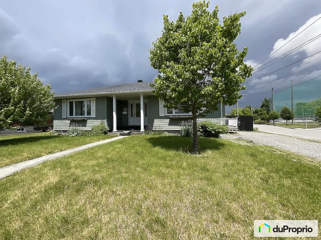 $525,000 - Bungalow for sale in St-Hyacinthe — photo 1