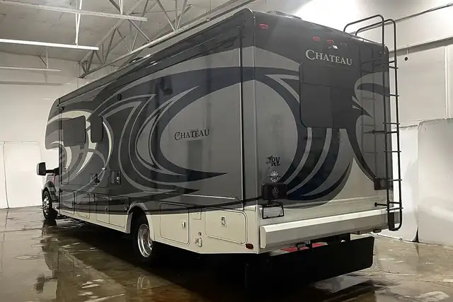 2015 Thor Chateau 33SW - Pre-Owned Super C Motorhome.  in RVs & Motorhomes in Red Deer - Image 7