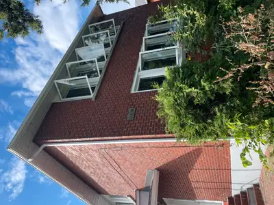 Upper Unit In Great Location