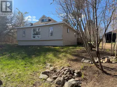 Welcome to this charming and very spacious 3-Bedroom ( potential for 2 more) & 2 bath Mattawa home c...