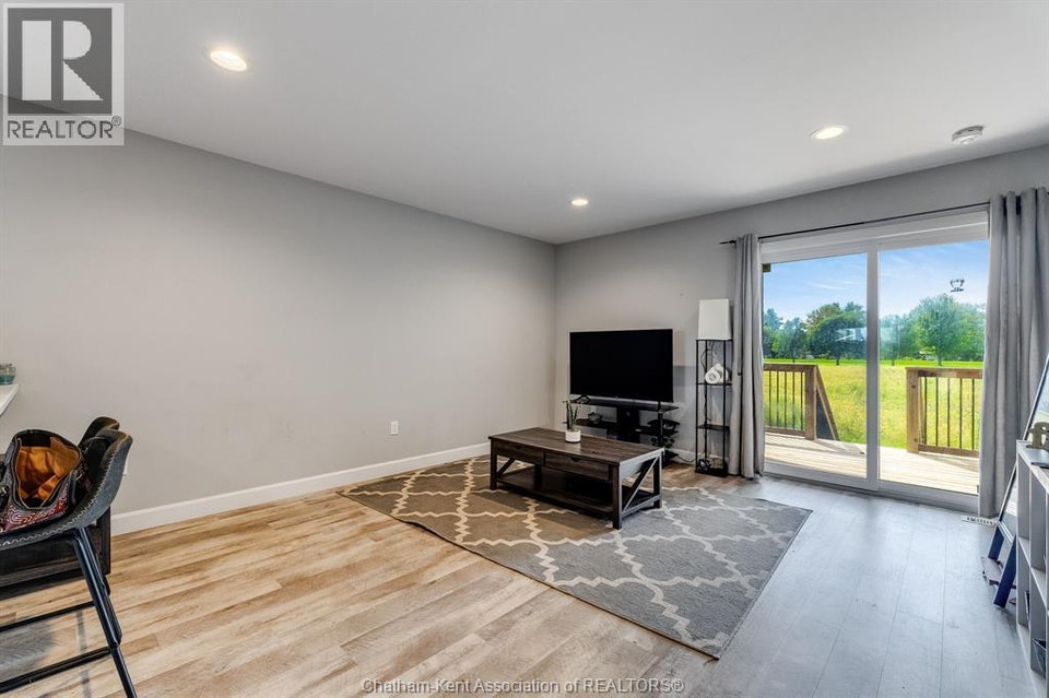 215 Manning DRIVE Chatham, Ontario 5