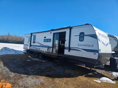 GORGEOUS STILL LIKE BRAND NEW CONDITION.OWNED BY COUPLE ONLY FRONT LIVINGROOM WITH L-SHAPED SOFA FUL...