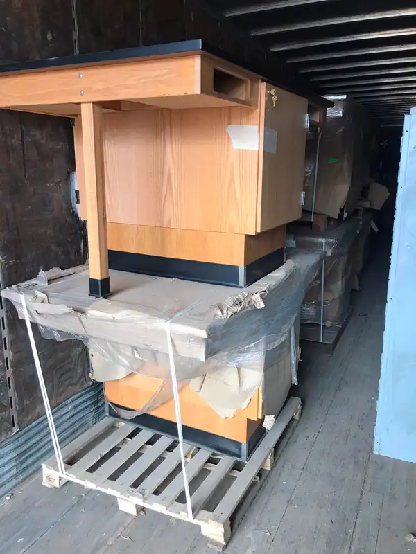 Îlot de laboratoire (table) in Dressers & Wardrobes in Drummondville - Image 8