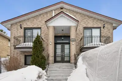 Superbe maison à vendre à Rivière-des-Prairies, offrant 5 chambres à coucher et 2 cuisines complètes...