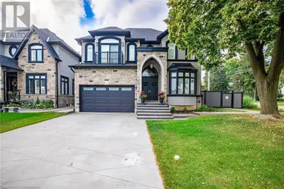 A place for new beginnings in the beautiful Meadowlands. Located in the heart of Ancaster, this imma...