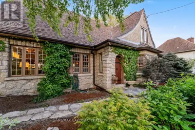 Esccape the big city, without compromise.Theres a moment, as you drive into Old Glenridge, when the...