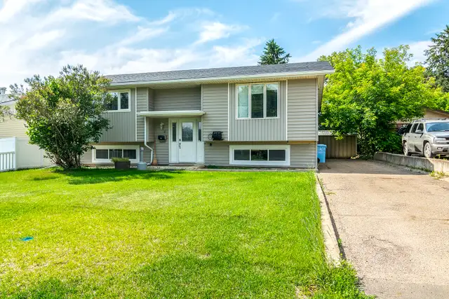 11 Fitzgerald Ave. 5 Bed 2 Bath Downtown Fenced yard in Long Term Rentals in Fort McMurray - Image 2