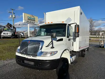 2018 International Box Truck - Cummins Engine with 300 HP - Air ride suspension - Hydraulic Brakes -...