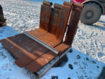 Fourche de lift Dimension: 8 po x 47 po Prix: 600$ Matériaux et Surplus Lefebvre. Nous sommes ouvert...