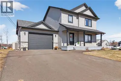 *** 4 BEDROOMS AND 2.5 BATHROOMS // CORNER LOT // ATTACHED AND HEATED 1.5 GARAGE // FULLY FINISHED /...