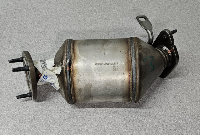 Driver Side 3-Way Catalytic Converter GM 23229313 in Engine & Engine Parts in Barrie - Image 2