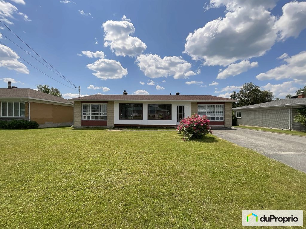 $449,500 - Bungalow for sale in Disraeli — photo 1