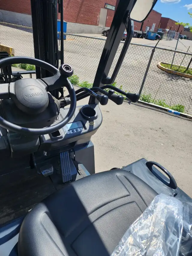 2015TOYOTA 5000LB ELECTRIC FORKLIFT 3 STAGE SIDE-SHIFT CERTIFIED in Heavy Equipment in Mississauga / Peel Region - Image 5